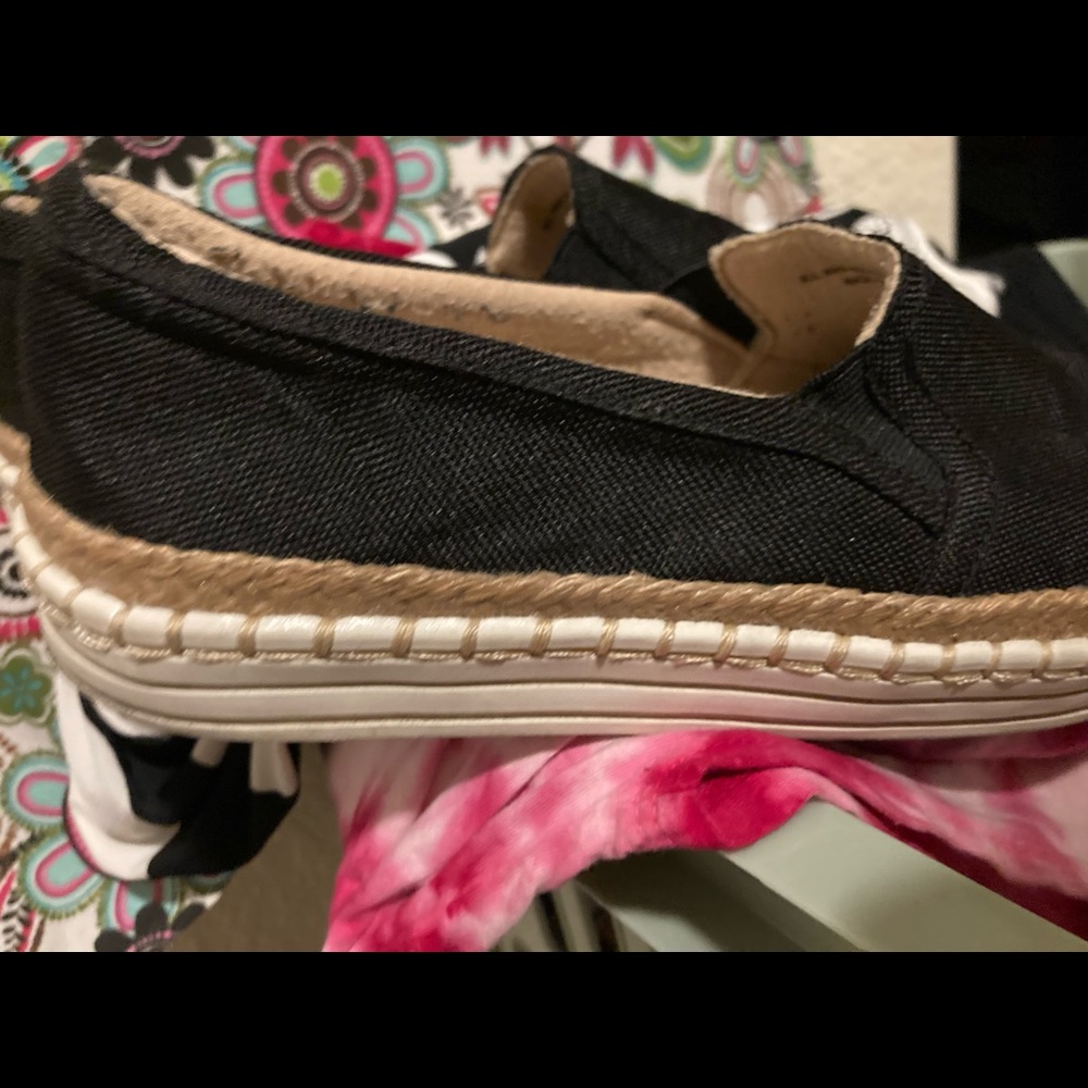 Ladies Shoes in new like condition the color is black